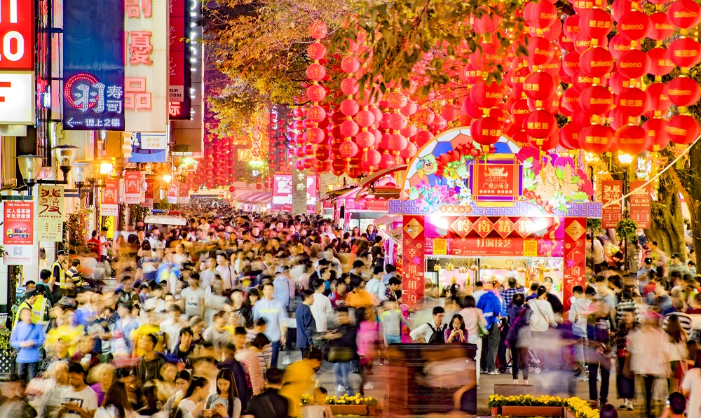 2018年广府庙会期间北京路上非遗展示区人流如织